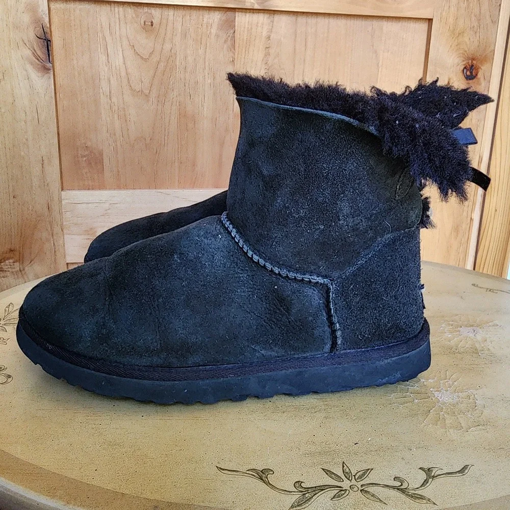UGG Y2K US 8 Black Suede Mini Bailey Bow II Winter Boots Scandinavian Cozy Hygge
